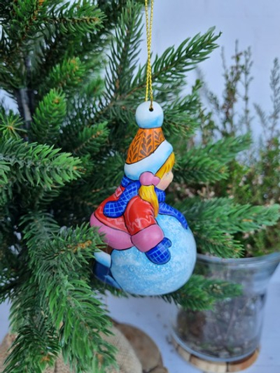 Девочка со снежком ёлочная игрушка из фарфора