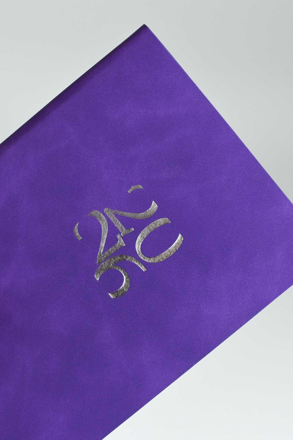 Ежедневник датированный 2026 ESCALADA, А6, 120 л., арт. 70317/ 20 БЕЙБИСКИН ФИОЛЕТОВЫЙ (кожзам: 105x150 мм, мягкий переплёт, материал обложки: искусственная кожа "Бейбискин"; декор: тиснение фольгой; способ крепления блока: ниткошвейный; вн. блок: 12