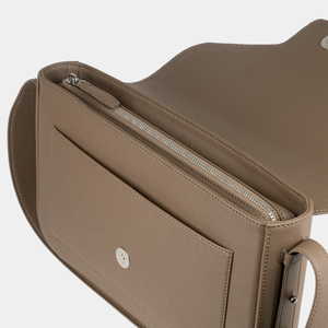 Сумка Universel с двумя плечевыми ремнями из кожи теленка, цвета латте