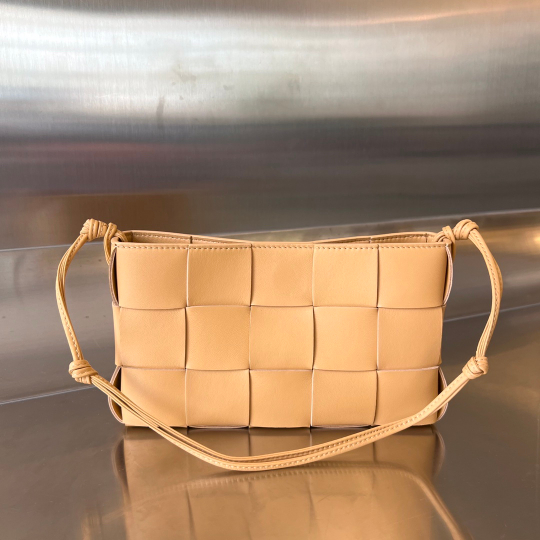 Bottega Veneta Cassette Pouch On Strap 22 cm