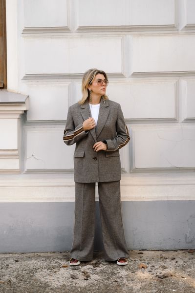 Брючный костюм серый с лампасами