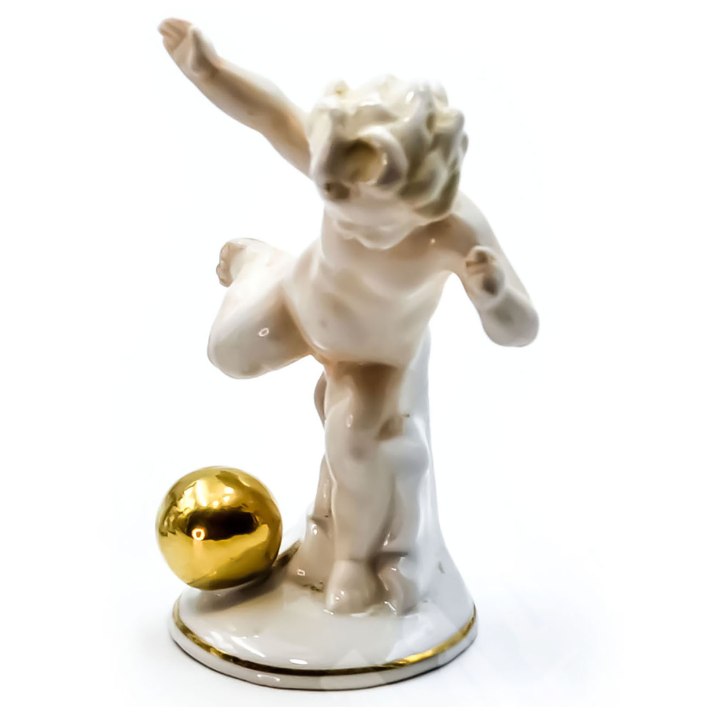 Путти с мячиком. Фарфор, позолота. Германия, Графенталь (?) (Gräfenthal). 1930-70-е гг.