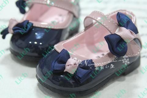 Туфли детские из лаковой кожи с декоративными бантами из текстиля