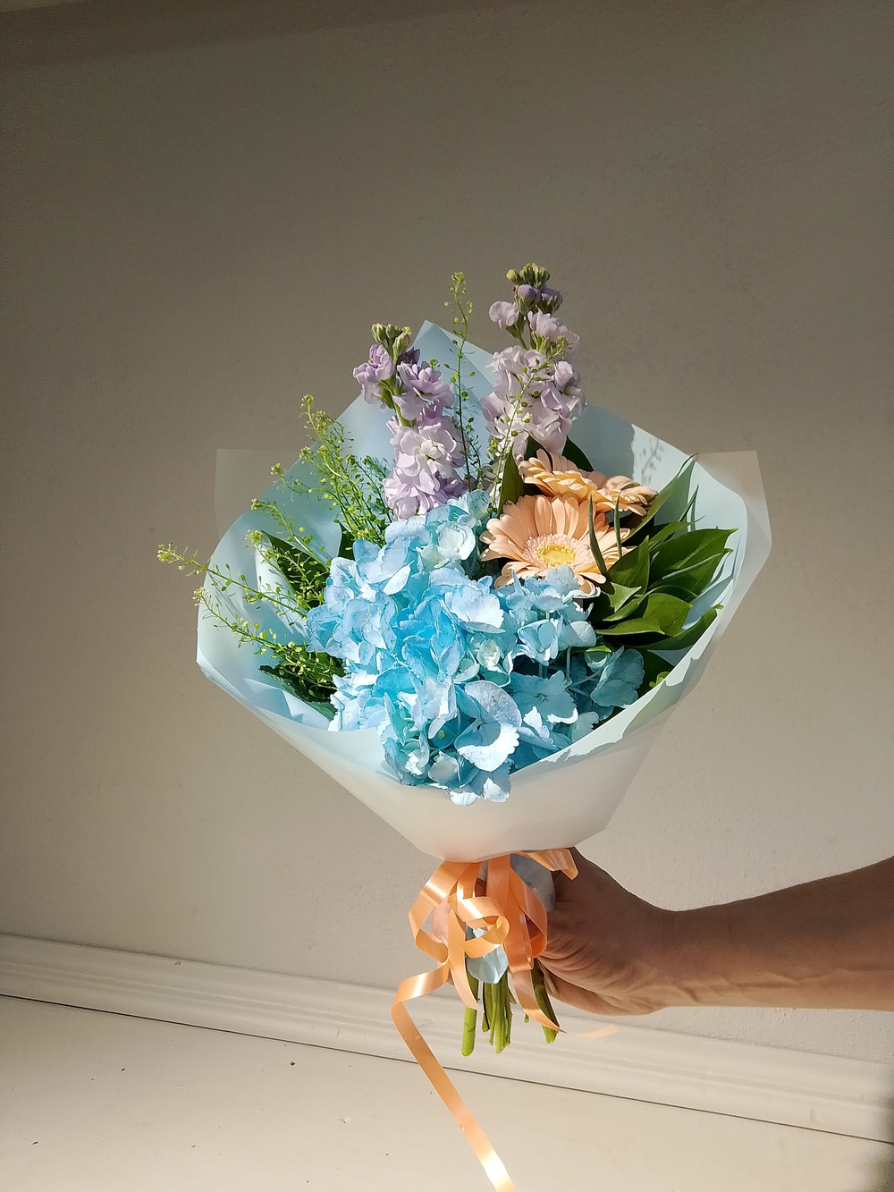 Летний солнечный букет с танацетумом и ароматными пионами Сара Бернард (С0034)