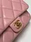 Стеганая мини-сумка Chanel с золотой ручкой