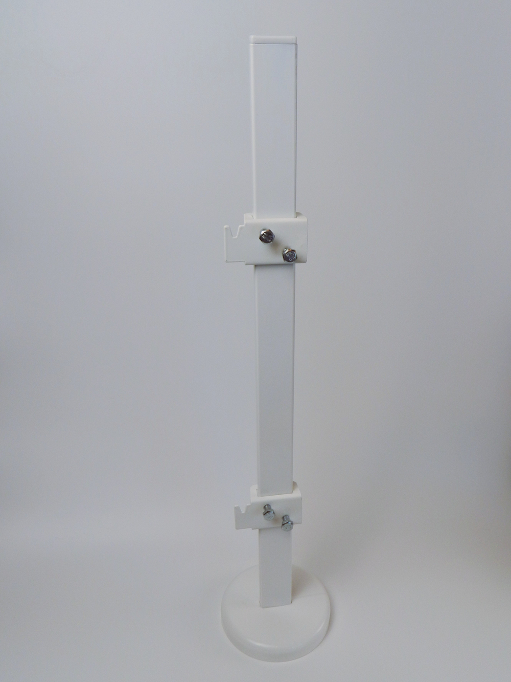 А11.12К (ст.30*10) Кронштейн напольный регулируемый. Крепление за скобы на задней панели радиатора с крышкой на основание