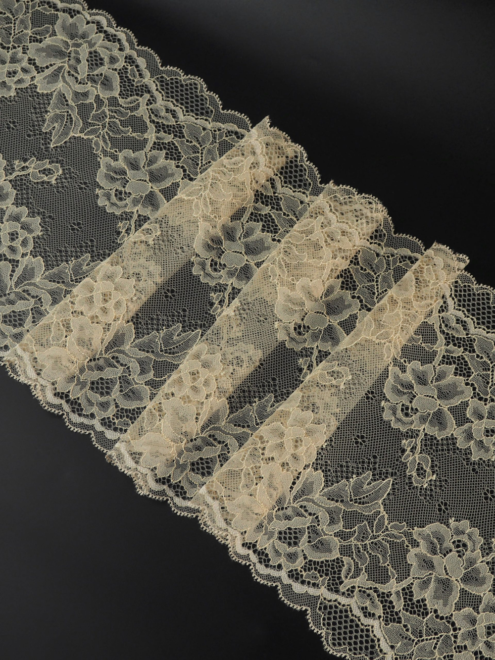 Эластичное кружево бежевая по Лауме ширина 22 см