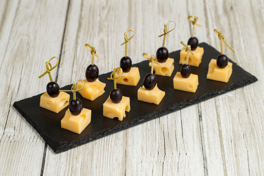 Канапе с сыром маасдам и виноградом