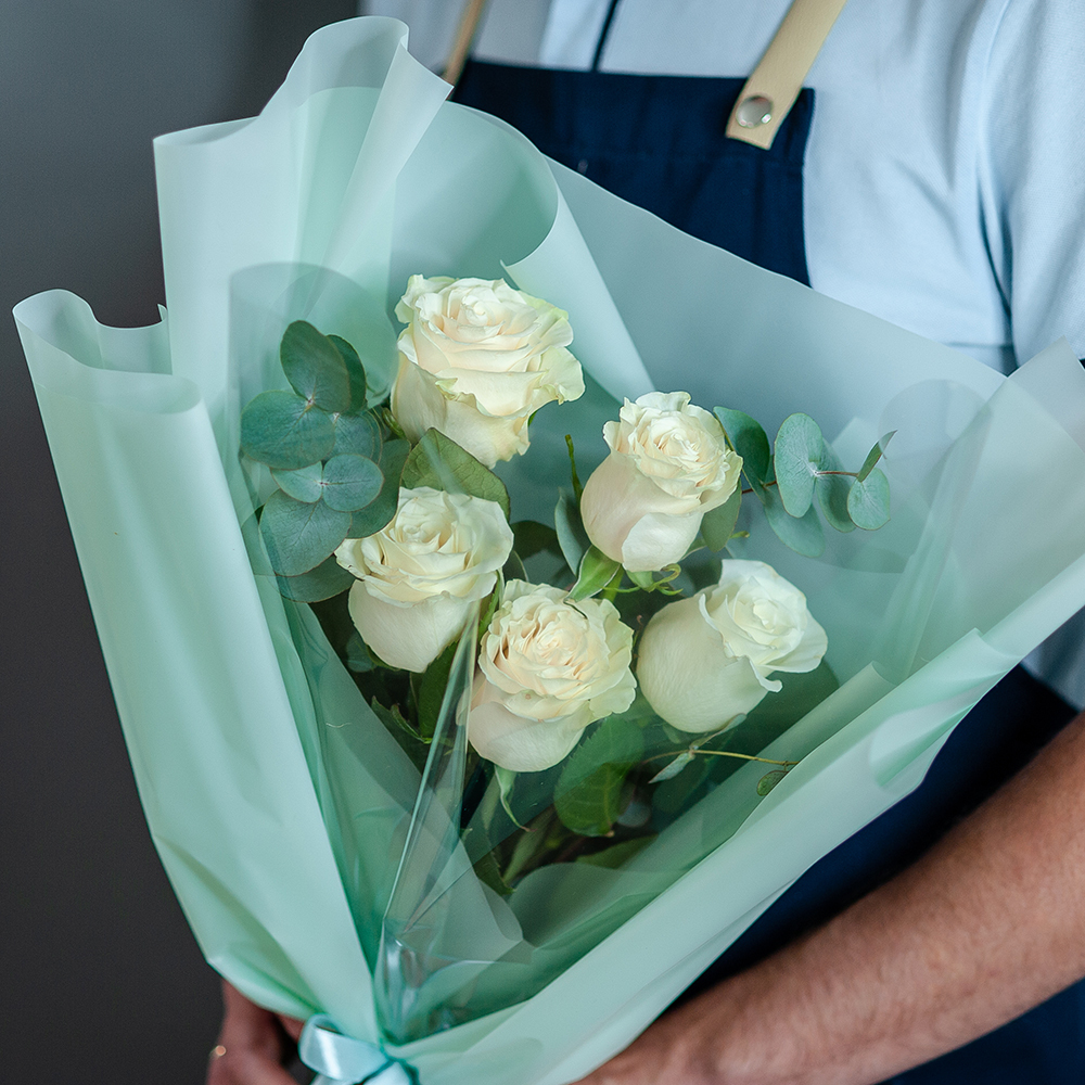 Букет из 5 белых роз Эквадор с эвкалиптом