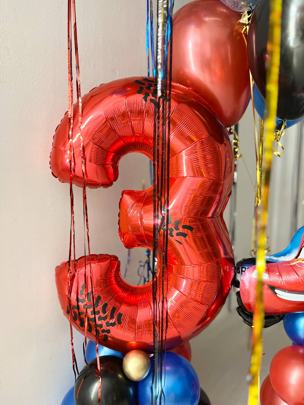 Воздушные гелиевые шары машина Маккуин красный/синий/золото/черный шары с дождиком№4480