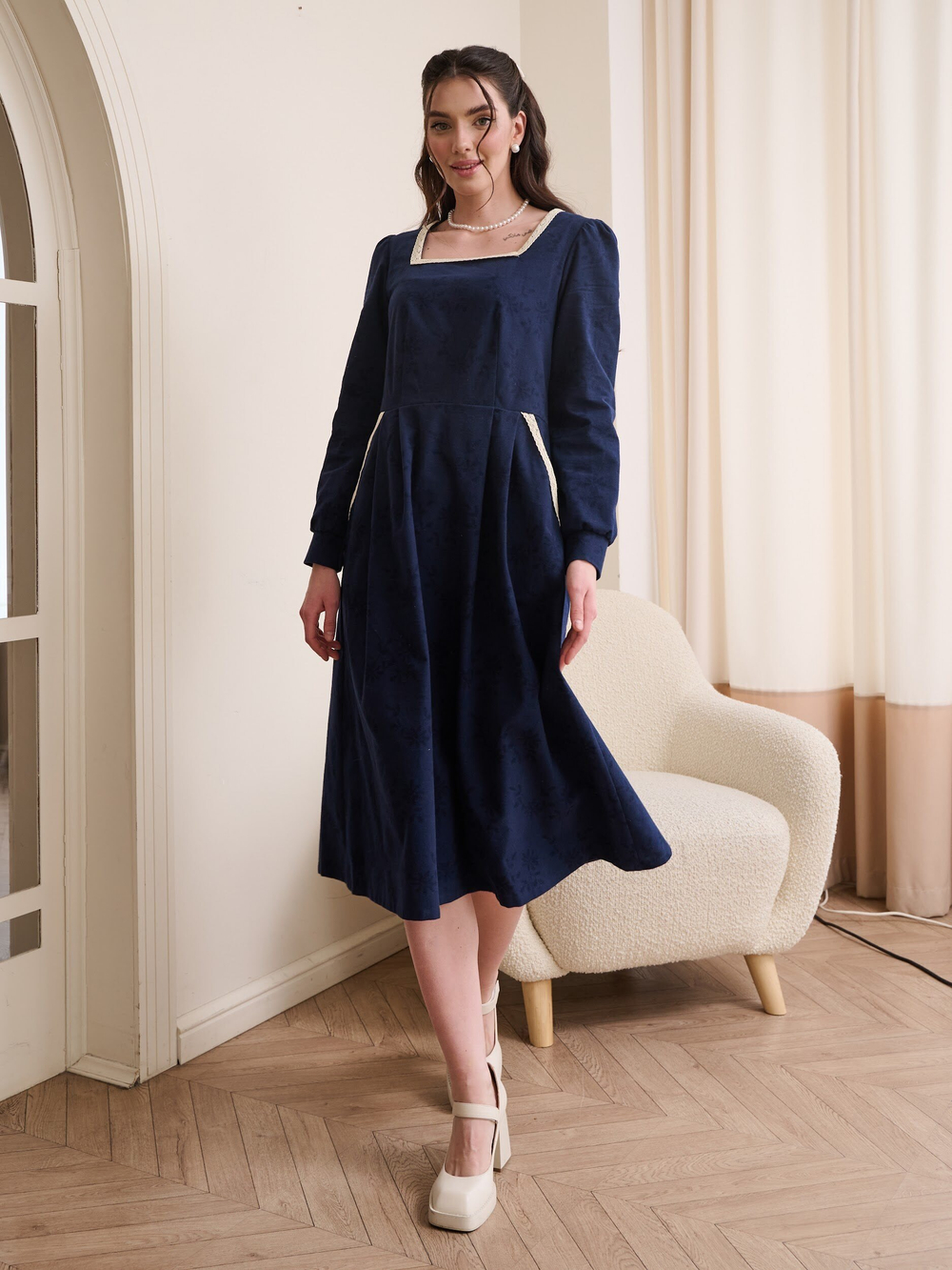 Платье с квадратным вырезом