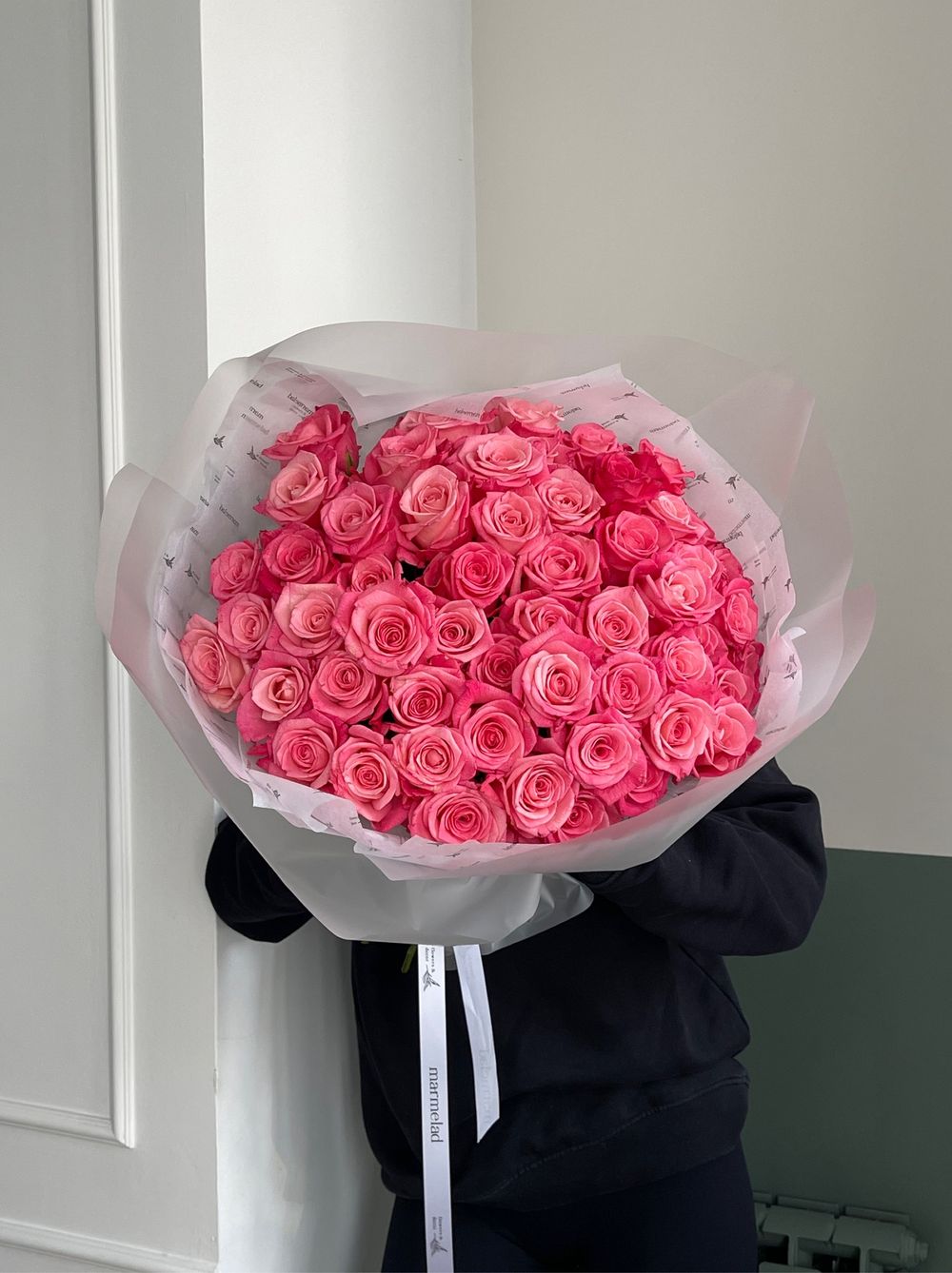 Гранд-букет из ярко розовых роз 51шт