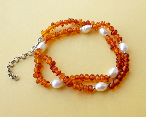 Чокер из балтийского янтаря с жемчужными вставками