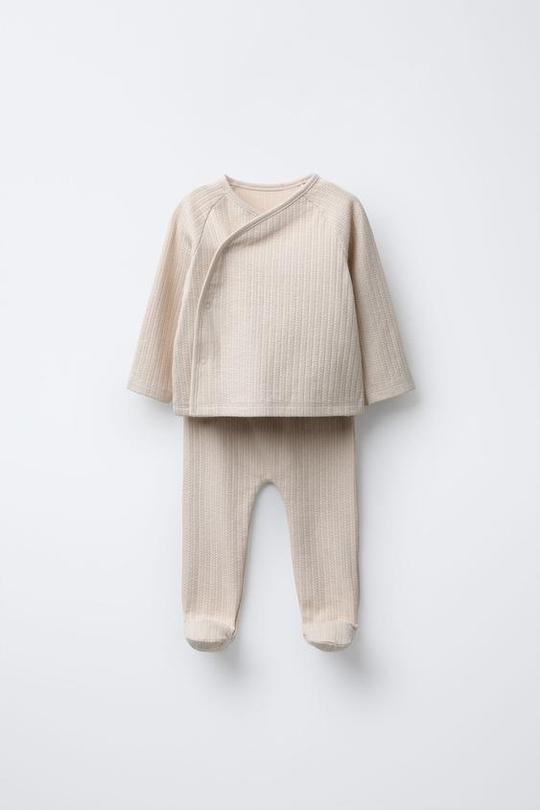 ZARA КОМПЛЕКТ ИЗ ФУТБОЛКИ И ЛЕГИНСОВ С РЕЛЬЕФНЫМ УЗОРОМ, ПЕСОЧНЫЙ