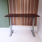 Регулируемый компьютерный стол Motor UP с регулировкой по высоте — столешница МДФ венге