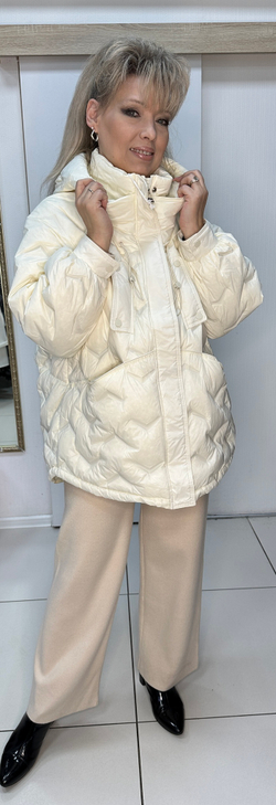 Белый красивый куртка-пуховик