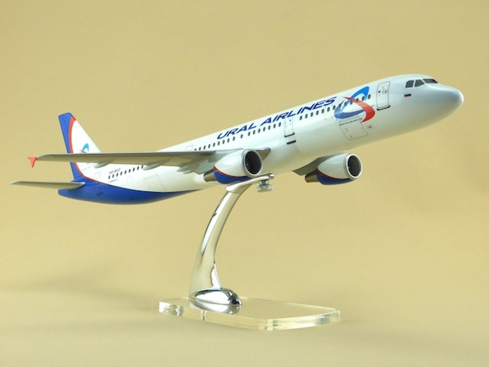 Модель самолета Airbus A321 (М1:100, Ural Airlines)