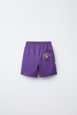 ZARA ШОРТЫ-БЕРМУДЫ С ПРИНТОМ LAKERS NBA ©, ПУРПУРНЫЙ