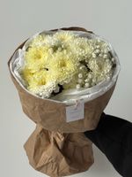 Букет из хризантемы и гипсофилы