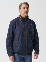 Ветровка мужская на резинке с контрастными акцентами тёмно-синего цвета.
