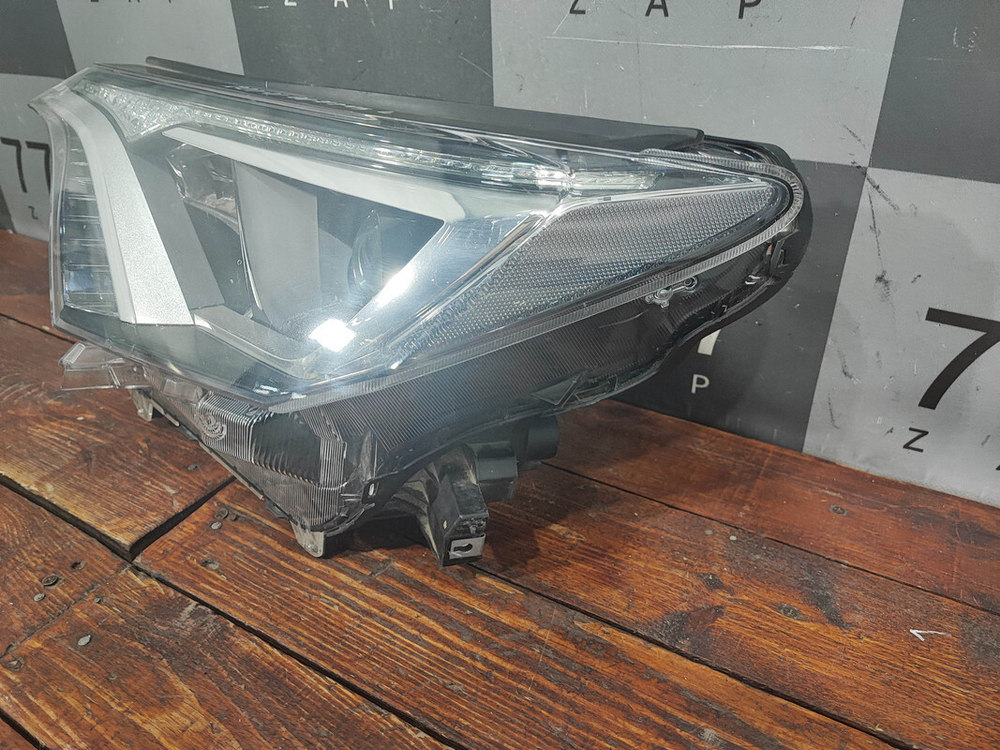 Фара левая Toyota RAV4 IV (XA40) 15-19 Б/У Оригинал 8117042650