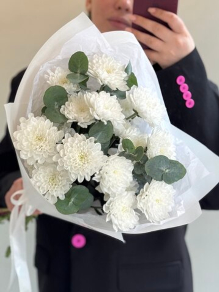 Моно из белых кустовых хризантем Алтай с эвкалиптом MB332