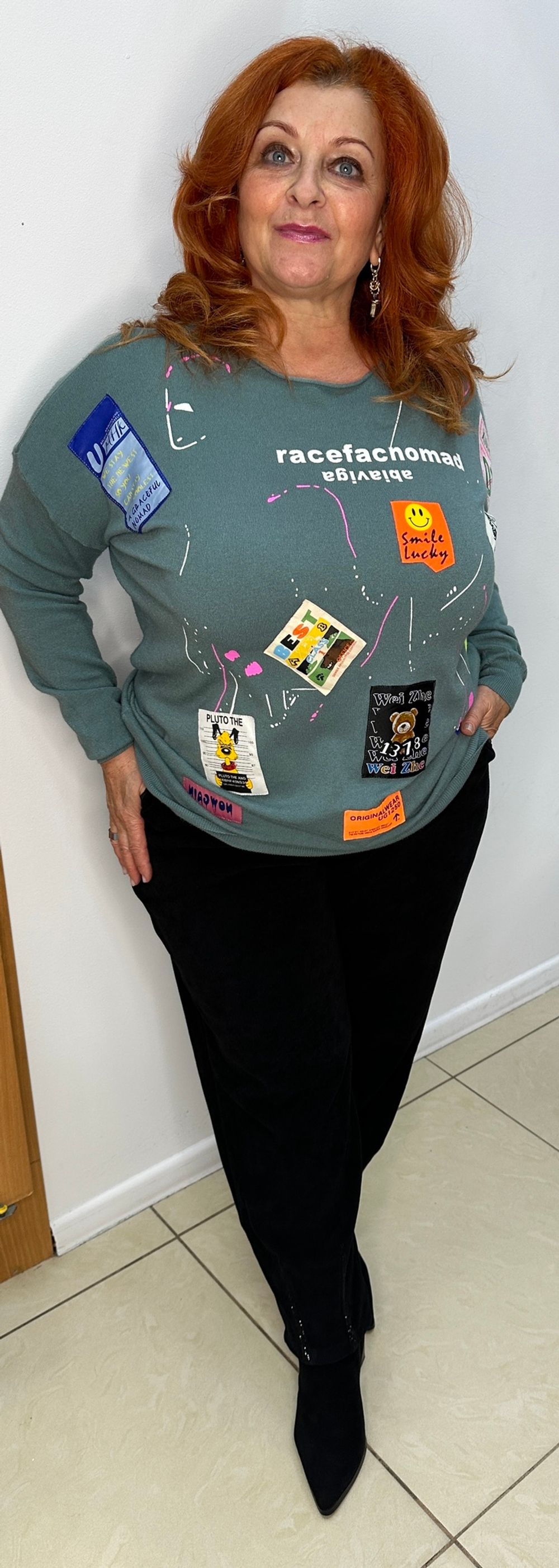 Джемпер с ярким принтом по лицевой стороне