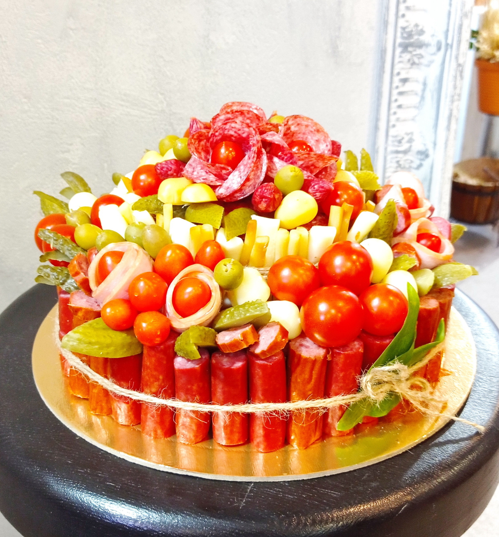 Торт с колбасками, сыром, черри, корнишонами и оливками