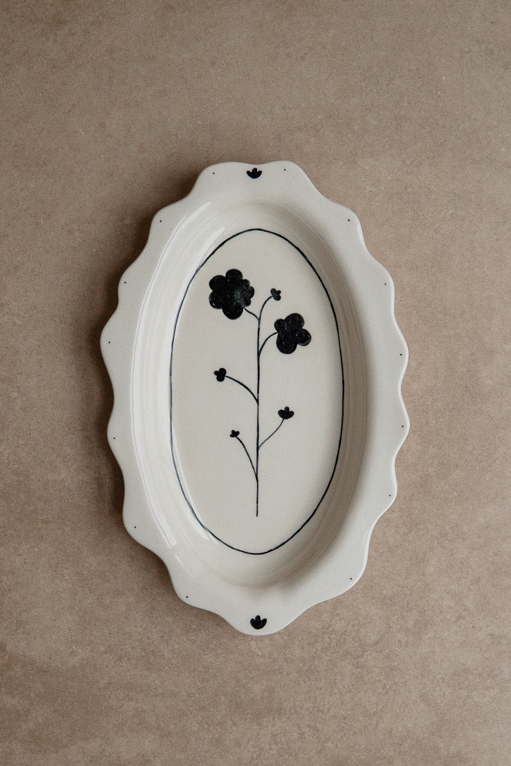 Тарелка Черный цветок