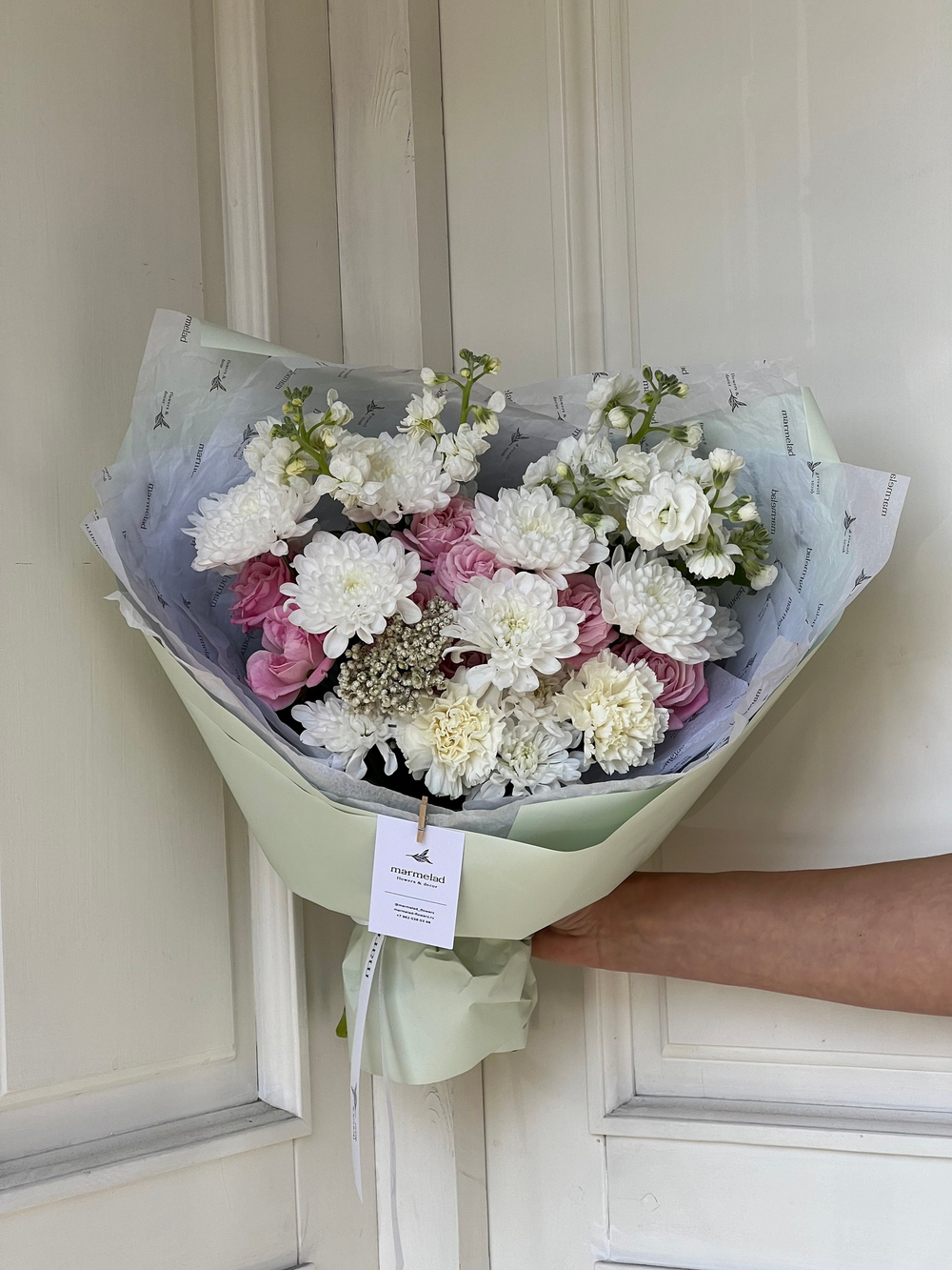 Букет из кустовой пионовидной розы, хризантемы и кустовой маттиолы