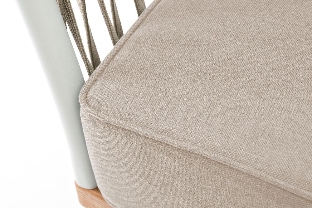 "Касабланка" кресло плетеное из роупа, основание дуб, каркас алюминий светло-серый (RAL7035) муар, роуп серо-коричневый 23мм, ткань бежевая 15052