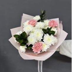 Букет из диантусов, хризантем и рускуса