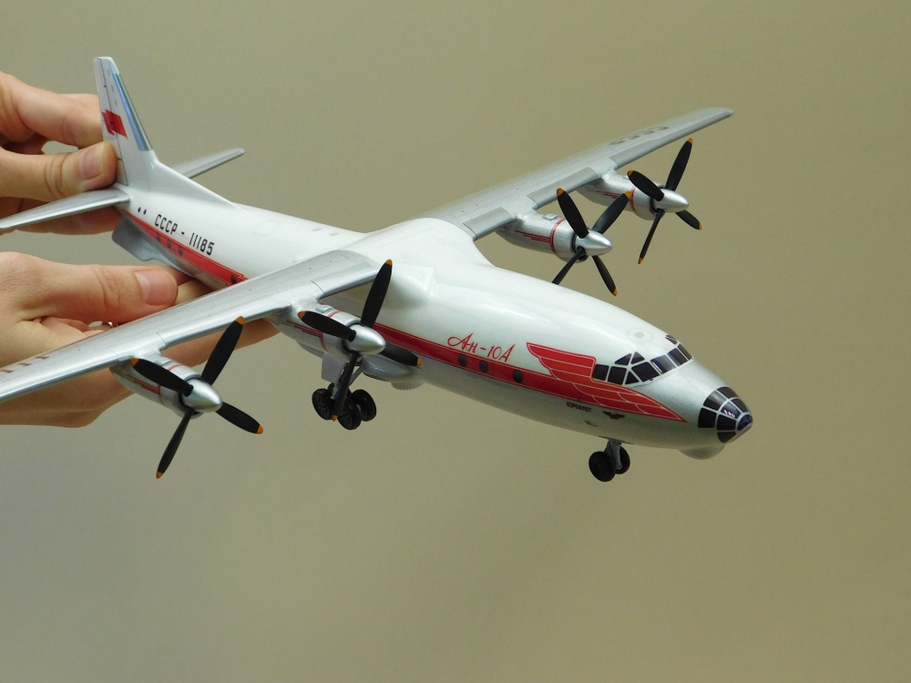 Модель самолета Ан-10А (М1:100, Аэрофлот СССР-11185) с шасси
