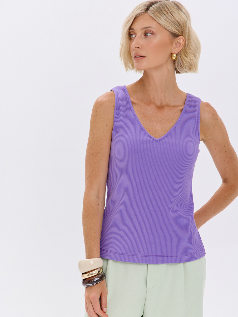 Топ-лапша под пиджак с глубоким V-вырезом