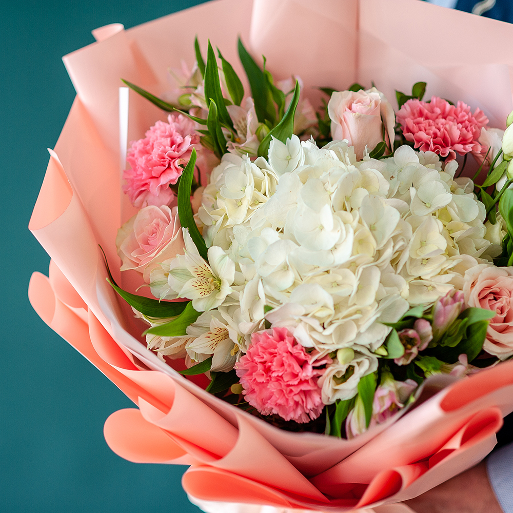 Сборный букет с белой гортензией