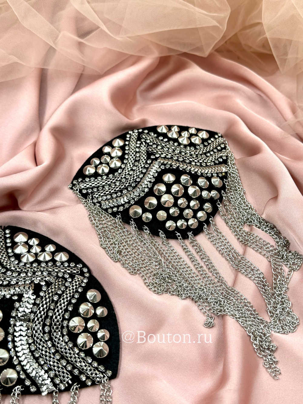 Эполет-брошь (съемный наплечник декоративный) черный со стразами и шипами  20х12 см