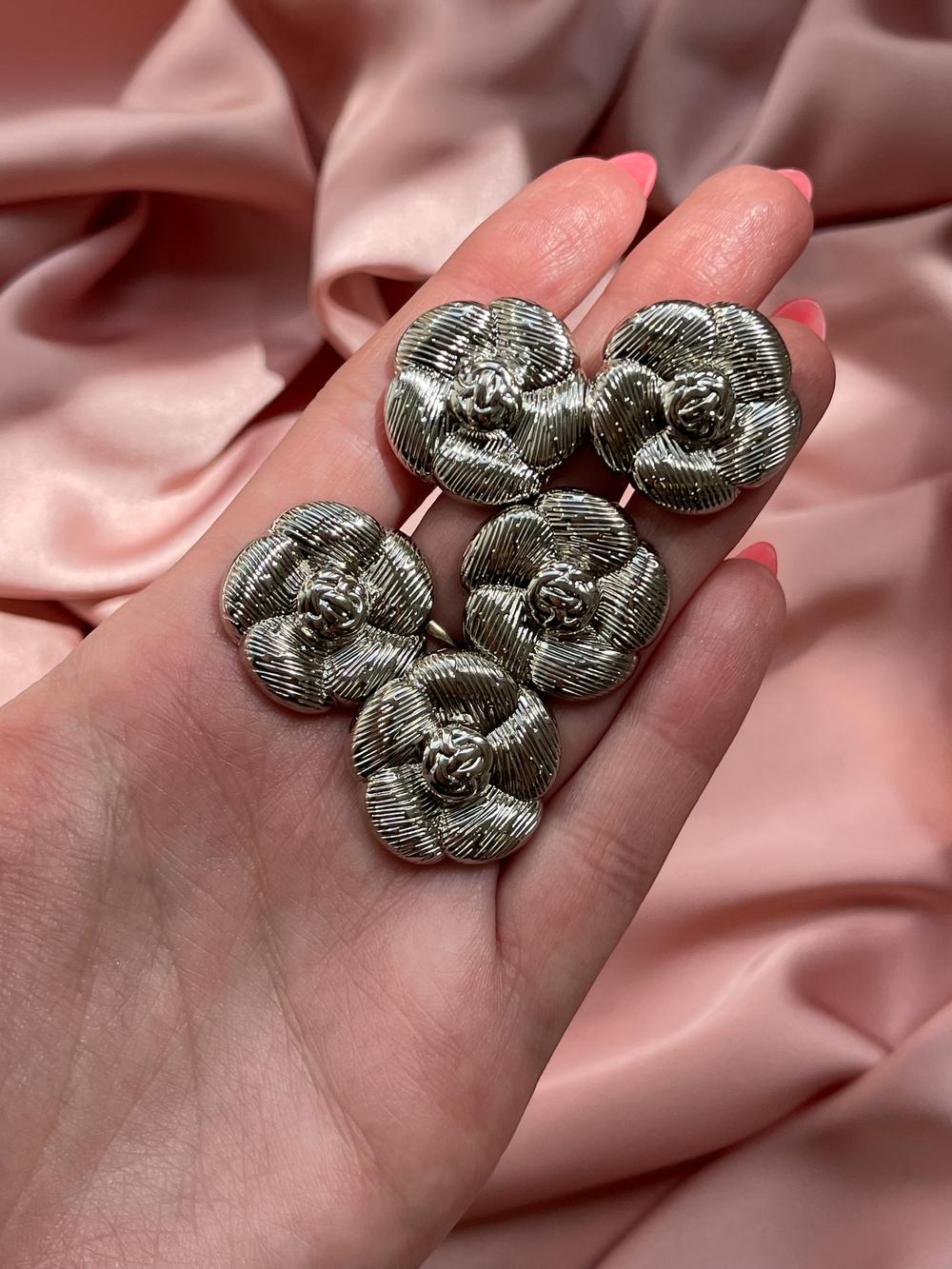 Пуговицы серебристые в форме цветка