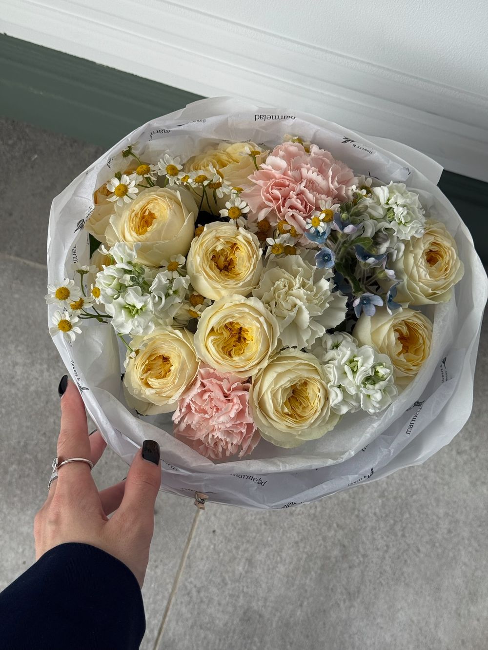 Букет сборный из кустовых пионовидных роз, диантусов, ромашки и оксипеталума