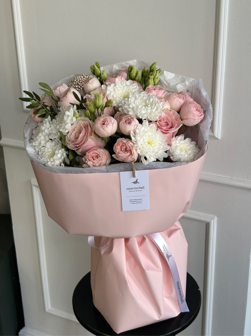 Букет из пионовидных роз, хризантем, зелени и одноголовых роз