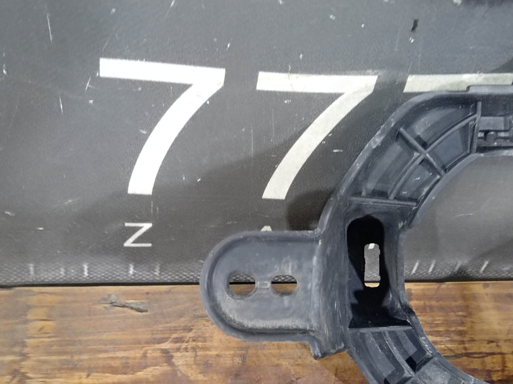 Кронштейн ПТФ передний правый Toyota Land Cruiser 200 15-21 Б/У Оригинал 8148160080