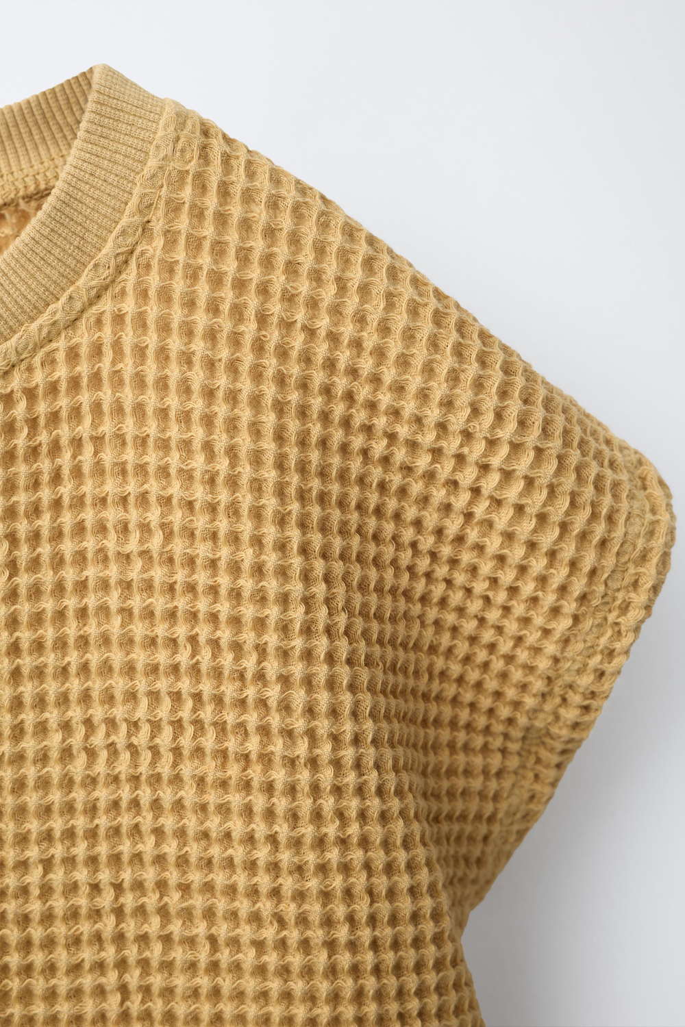 ZARA ФУТБОЛКА ИЗ РИФЛЕНОГО ТРИКОТАЖА, ГОРЧИЧНЫЙ