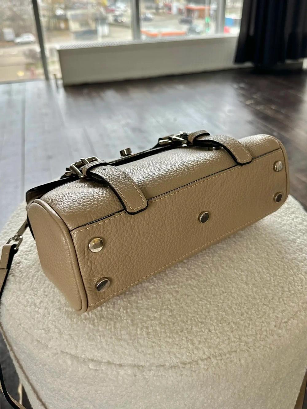 Женская бежевая сумочка из натуральной кожи