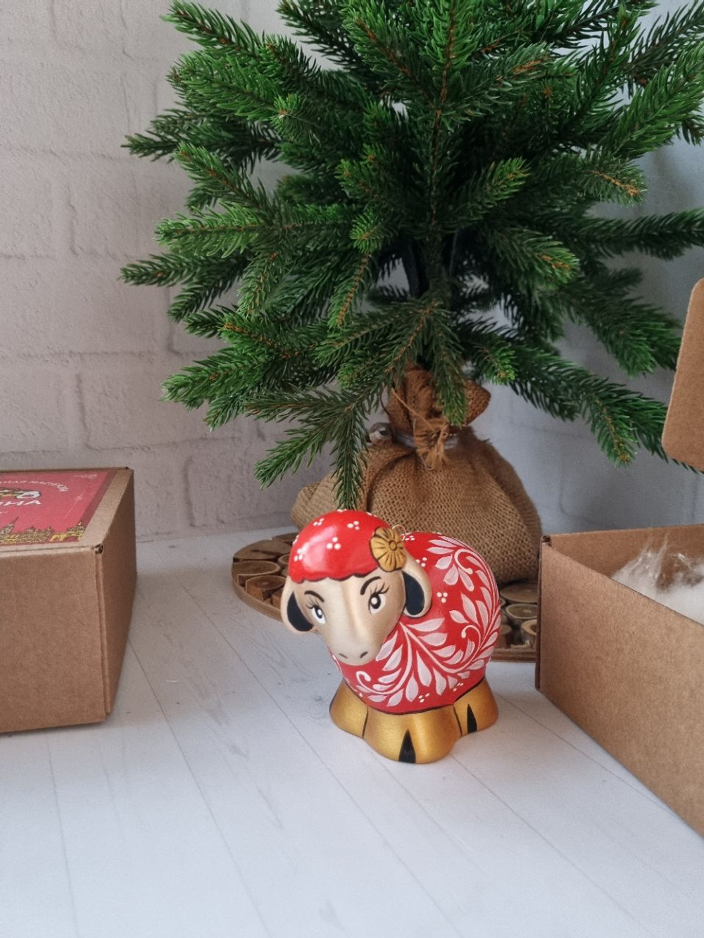 Фарфоровая игрушка огненная овечка