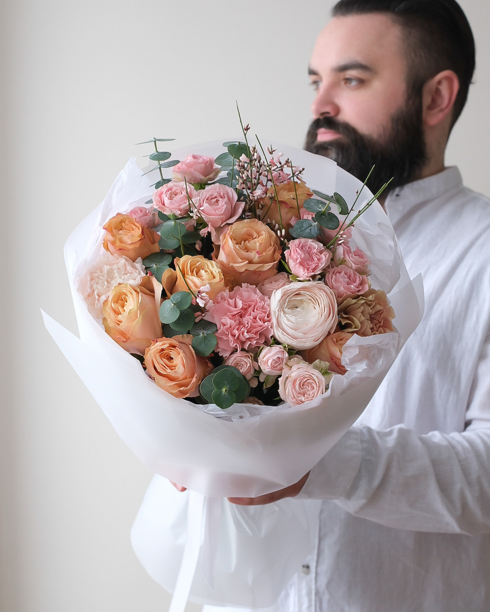 Букет с ранункулюсом, кустовыми розами и генистой