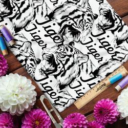 Ткань штапель белый тигр на белом фоне с надписями