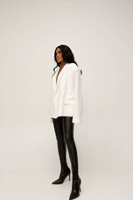 Жакет прямой мужского кроя с широкими плечами, белый