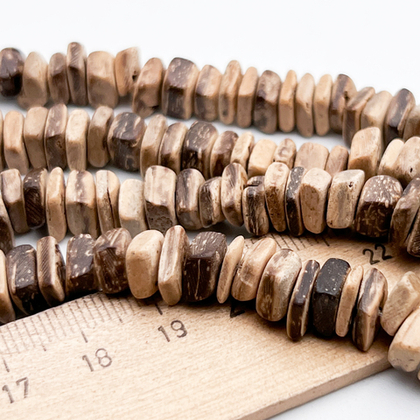 Кокосовая скорлупа бусины, цвет бежевый, размер около 3-4*7-8 мм, цена за отрезок 19 см (1/2 нити)