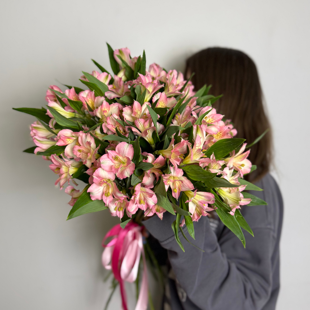 Букет с Альстромерией 15 штук