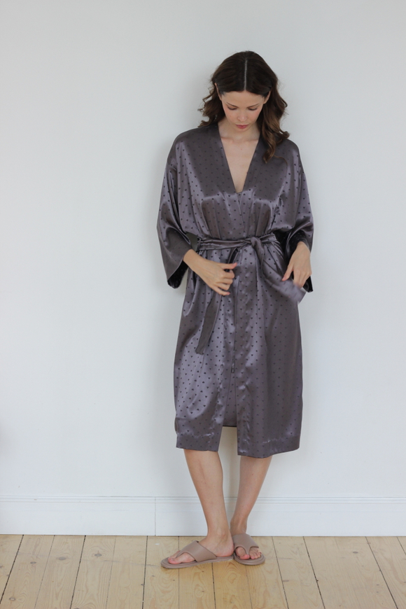 Атласный халат-кимоно 130 с сердечками графитовый в 42-44 размере