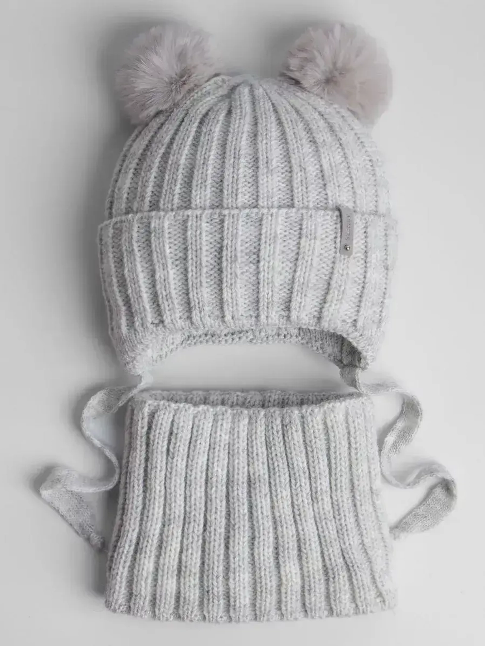 Шапка детская вязаная с помпонами и снуд